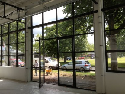 Pilkington HR++ gelaagd en brandwerend isolatieglas geleverd en geplaatst in aluminium kozijnen in bedrijfspand aan de Nijverheidsweg-Noord te Amersfoort.