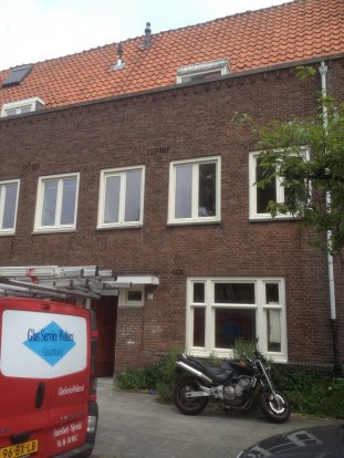 Enkelglas vervangen door Climaplus N HR++ isolatieglas + Ducoton 10 ventilatieroosters aan het Mariotteplein 17 Amsterdam .