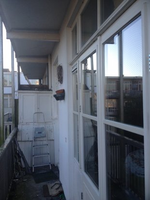 Enkelglas vervangen door Climaplus N HR++ isolatieglas & Ducoton 10 ventilatieroosters. Bestaande openslaande deuren vervangen door nieuwe hardhouten deuren aan de Pasteurstraat 37 te Amsterdam