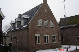HR++ isolatieglas + roosters geleverd en geplaatst in woning aan de Dorpstraat te Bunschoten.