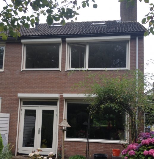 Aluminium kozijnen vervangen door hardhouten kozijnen aan de Slangekruid 43 te Huizen.