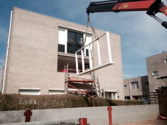 Hardhouten kozijn met Pilkington Insulight HR++ isolatieglas geleverd en geplaatst te Almere.