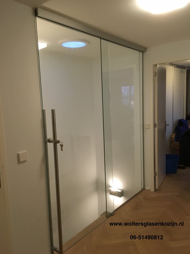 Hardglazen schuifdeur geleverd en geplaatst te Leusden.