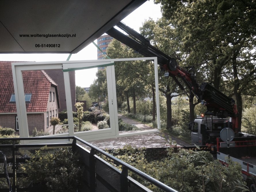 Hardhouten schuifpui met HR++ veiligheid isolatieglas geleverd en geplaatst in te Amersfoort.