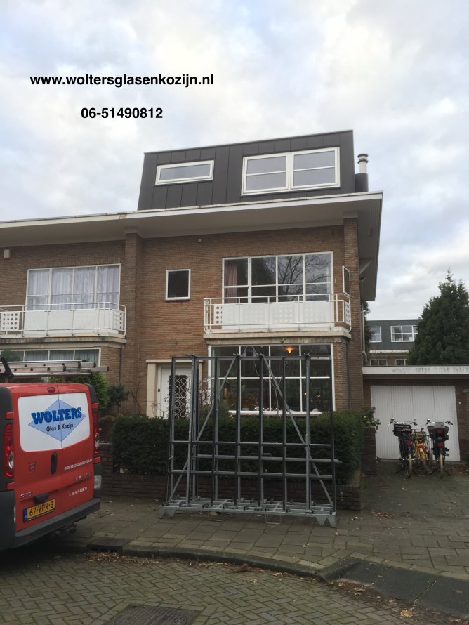 Gelaagd HR+ isolatieglas geleverd en geplaatst in stalen kozijn dmv Monustop te Amsterdam-Zuid.