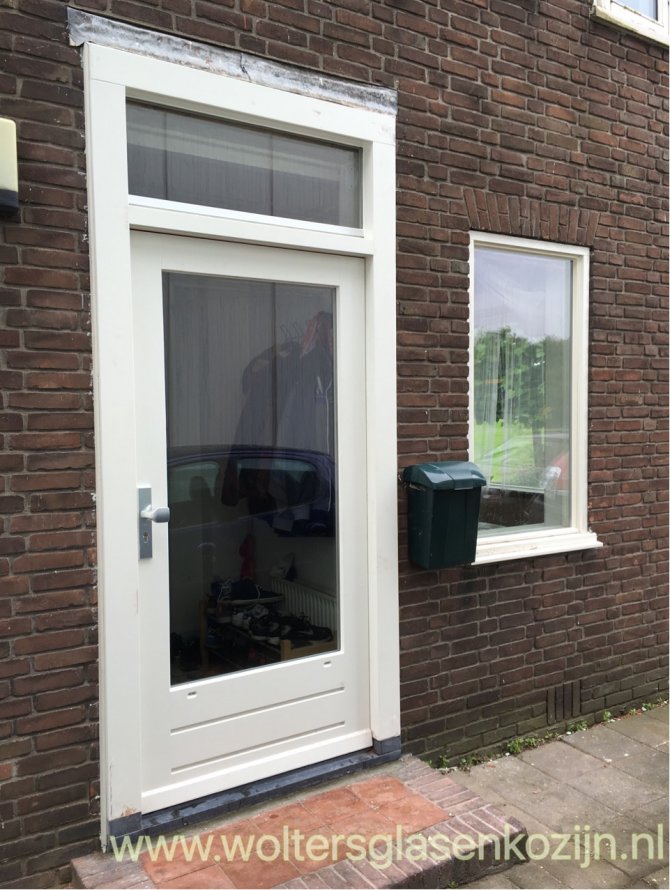 Voordeurpui & kozijn geleverd en geplaatst aan de Schoudermantel te Bunnik.