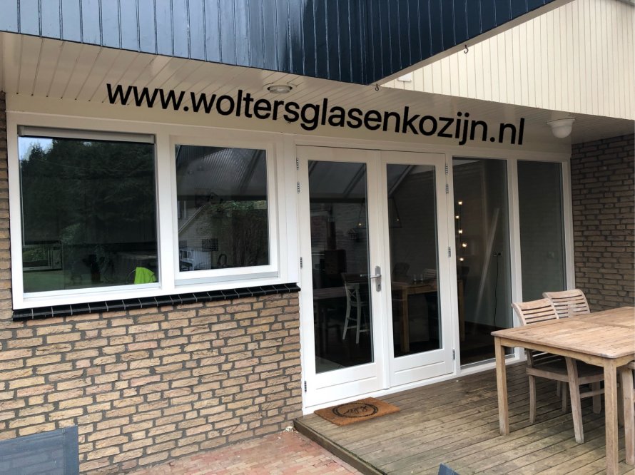 Aluminium pui vervangen door luxe hardhouten pui aan de Ulst te Nijkerk,