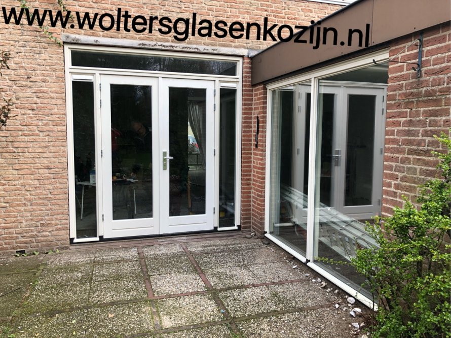 Aluminium kozijnen vervangen door hardhouten kozijnen aan de Diamantweg te Amersfoort.