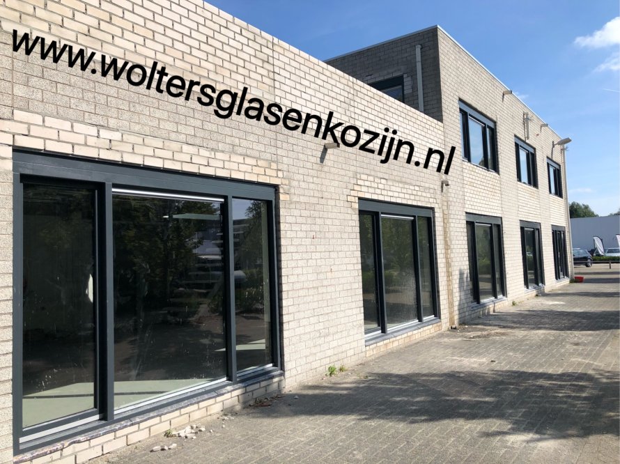 Bedrijfspand aan de Hogebrinkerweg te Hoevelaken voorzien van hardhouten kozijnen.