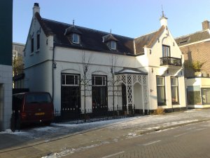 Vervangen enkelglas door HR++ isolatieglas in woonhuis aan de Bergstraat te Amersfoort.