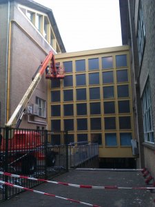 Vervangen enkelglas in betonnen kozijnen door Pilkington HR++ veiligheids-isolatieglas in trappenhuizen van het Coderius College te Amersfoort.