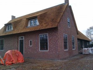 Plaatsen HR++ Saint Gobain Climaplus N veiligheids-isolatieglas + Wiener-Sprossen inclusief plakken en afkitten houten roeden Nieuwbouw Villa te Oosterhout